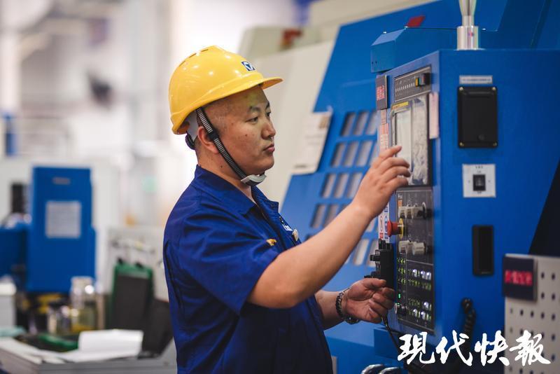 走近功勛模范｜數(shù)控機(jī)床上的“頂級工匠”孟維：在精密部件上“雕刻”出中國制造