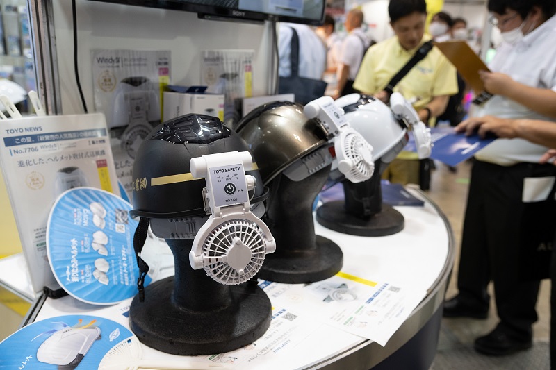 科技創(chuàng)新世界潮風(fēng)扇夾克、頸部冷卻器、高溫提示手表……東京博覽會上的抗暑“新玩意兒”(圖2)